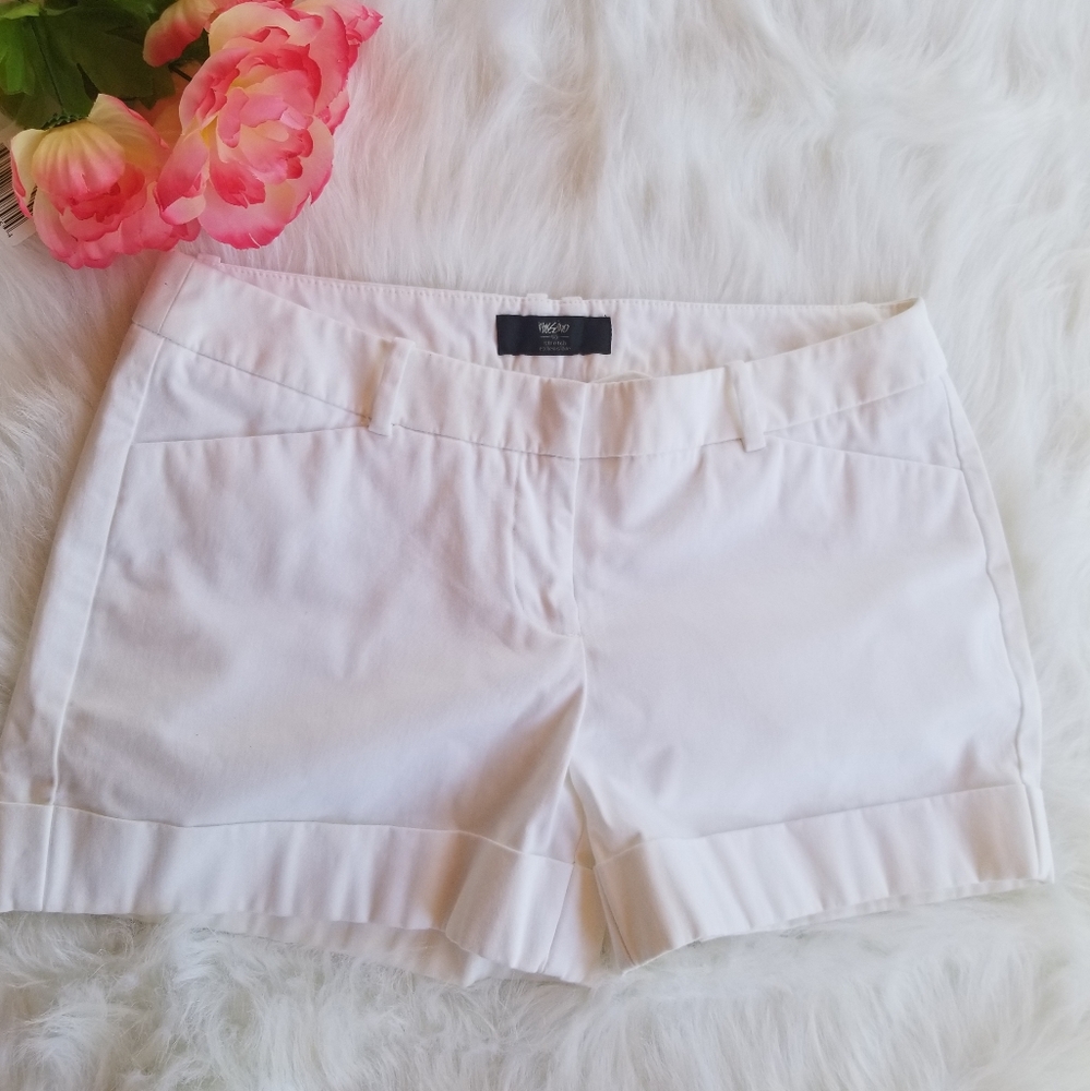 Mossimo Flat Front Short white Size 6 Fit 3.